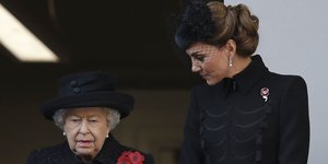 Βασίλισσα Ελισάβετ και Κέιτ Μίντλετον στα μαύρα