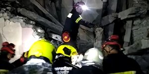 Οι άνδρες της ΕΜΑΚ συμμετέχουν στις έρευνες στα γκρεμισμένα κτίρια από το σεισμό στην Αλβανία