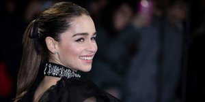 Η Εμίλια Κλαρκ ποζάρει με μαύρο φόρεμα