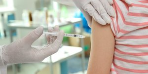 Γιατρός κάνει εμβόλιο σε παιδί