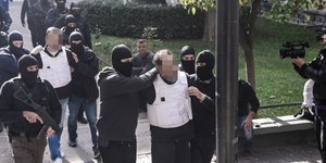 Μέλη της οργάνωσης οδηγούνται στον ανακριτή