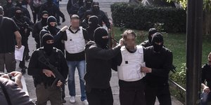 Οι δύο συλληφθέντες οδηγούνται στον ανακριτή