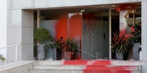 Επίθεση του Ρουβίκωνα με μπογιές