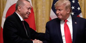 Ερντογάν και Τραμπ σφίγγουν τα χέρια μετά τις συνομιλίες τους στο Λευκό Οίκο