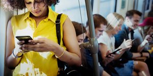 Οι νέοι δεν ελέγχουν τον χρόνο που περνούν με το κινητό τους