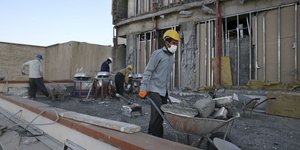 Κτίριο υπέστη ζημιές από σεισμό στο Ιράν