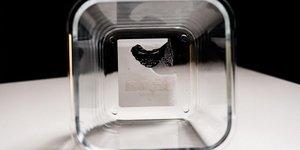 Ποτήρι σε τραπέζι που έχει ετικέτα στον πάτο