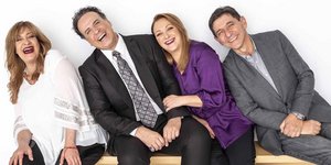 Τζόυς Ευείδη, Χάρης Ρώμας, Ρένια Λουιζίδου, Γέρασιμος Σκιαδαρέσης στην επίσημη φωτογράφιση του Καφέ της Χαράς