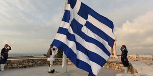 Ευζωνες στην έπαρση της σημαίας στην Ακρόπολη