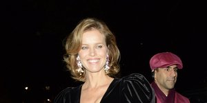 Η Εύα Χερτζίκοβα με βελούδινο σύνολο