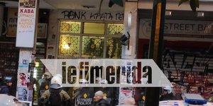 Αστυνομικοί σταμάτησαν κουκουλοφόρους που προσπάθησαν να ανέβουν σε πολυκατοικία στα Εξάρχεια