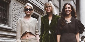 γυναίκες περπατούν με φορέματα στην εβδομάδα μόδας