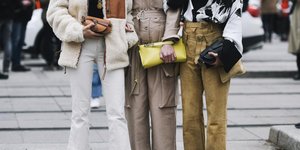 γυναίκες με παντελόνια και τσάντες στην εβδομάδα μόδας