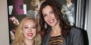Η Φαίη Ξυλά και η Κατερίνα Λέχου χαμογελούν στον φακό