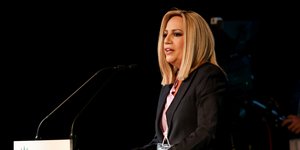 Η Φώφη Γεννηματά με μαύρο σακάκι