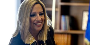 Χαμογελαστή η Φώφη Γεννηματά κατά τη συνάντηση με το προεδρείο της ΓΕΝΟΠ-ΔΕΗ