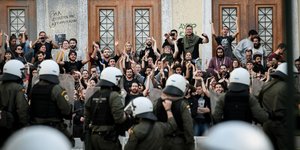 Φοιτητές απέναντι σε ΜΑΤ στην είσοδο Πανεπιστημίου