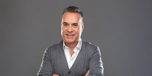 Ο παρουσιαστής Φώτης Σεργουλόπουλος φορώντας γκρι ζακέτα