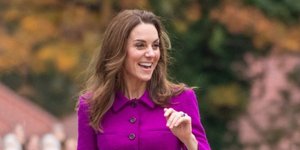 η Κέιτ Μίντλετον με φούξια σύνολο Oscar de la Renta