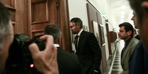 Ο Κωνσταντίνος Φρουζής προσέρχεται στην προανακριτική της Βουλής