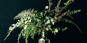 Φύλλωμα σε βάζο πάνω σε τραπέζι 