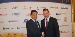 Ο Αδωνις Γεωργιάδης δίνει χειραψία με τον πρόεδρο του ΣΘΕΒ