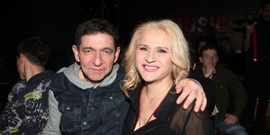 Ο Γεράσιμος Σκιαδαρέσης έχει αγκαλιά την Μπέσυ Μάλφα, ντυμένη στα μαύρα