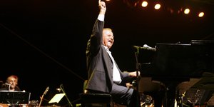 Ο Γιάννης Σπανός στο πιάνο