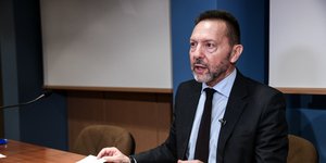 Ο Γιάννης Στουρνάρας με μαύρο σακάκι