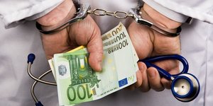 ΠΑΓΝΗ: Γιατρός πιάστηκε με το «φακελάκι» στο χέρι