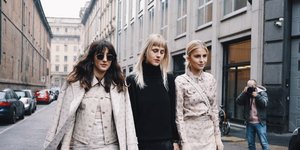 γυναίκες περπατούν στην εβδομάδα μόδας