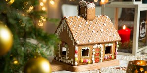 Gingerbread house δίπλα στο χριστουγεννιάτικο δέντρο