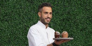 O Γιώργος Τσούλης κρατά cruffins στο Choco Jungle