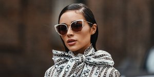 Γυναίκα με γυαλιά και όμορφο χτένισμα