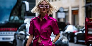 Γυναίκα με σύνολο περπατά