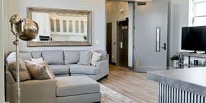 Γκρι καναπέδες σε μοντέρνο σαλόνι με ξύλινο πάτωμα