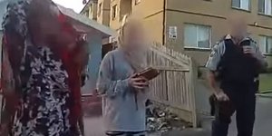 Γυναίκα κρατάει ατζέντα και αστυνομικός την κοιτάζει