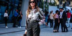 Γυναίκα με γυαλιά ηλίου περπατά στον δρόμο