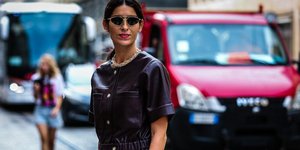 γυναίκα περπατά με γυαλιά στην εβδομάδα μόδας