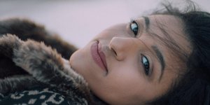 Γυναίκα κάνει λάθος στην περιποίηση της επιδερμίδας