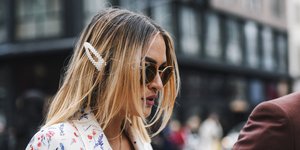 Γυναίκα με ωραία μαλλιά στην εβδομάδα μόδας