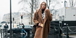 Γυναίκα με καφέ παλτό στην Εβδομάδα Μόδας 