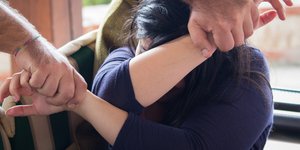 αντρας τραβάει γυναικα με βία