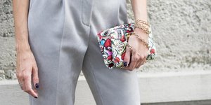 Γυναίκα με τσάντα στην εβδομάδα μόδας