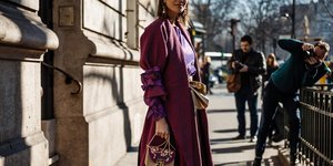 Γυναίκα με μωβ πανωφόρικαι χρυσά αξεσουάρ 