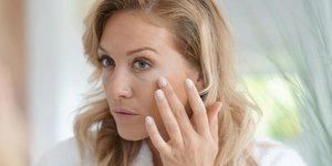 Γυναίκα βάζει κρέμα