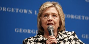 Η Χίλαρι Κλίντον κρατά μικρόφωνο