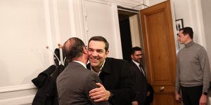 Ο ασπασμός του Αλέξη Τσίπρα με τον Φρανσουά Ολάντ στο Παρίσι