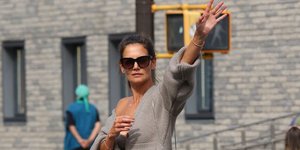 η Κέιτι Χολμς καλεί ταξί στη Νέα Υόρκη