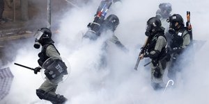 Αστυνομικοί στο Χονγκ Κονγκ μέσα σε σύννεφο από χημικά